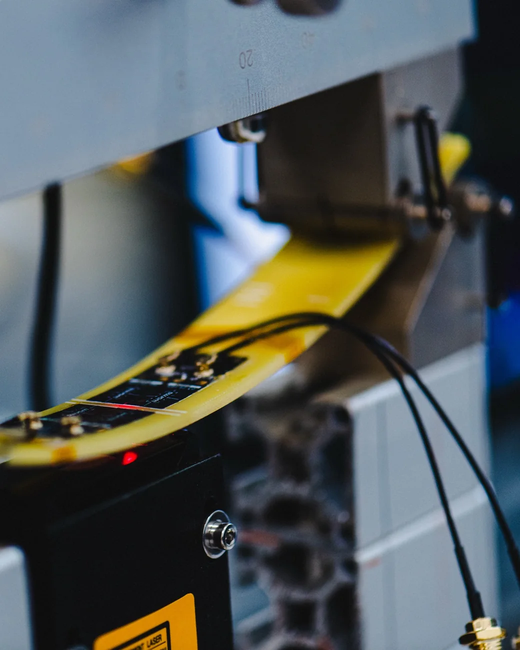 A Dragonfly® sensor on a flexible test specimen, clamped in a bending test bench.
